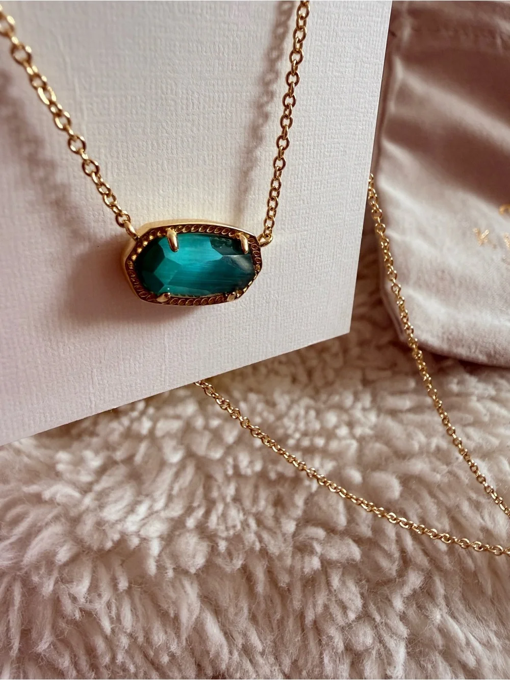 Kendra Scott Elisa Gold Pendant Necklace in Emerald Cat’s Eye